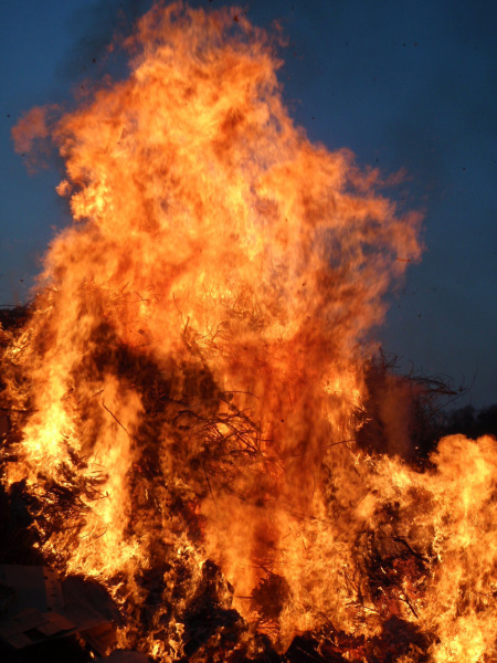 Osterfeuer im Vollbrand